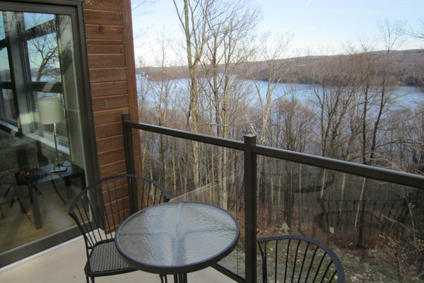 balcon avec vue sur le lac